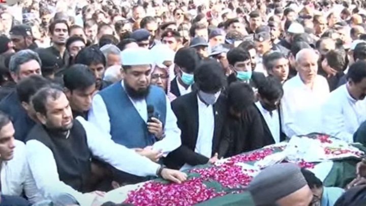 نماز جنازہ خطیب فیصل مسجد پروفیسرڈاکٹرقاری محمد الیاس نے پڑھائی۔فائل فوٹو