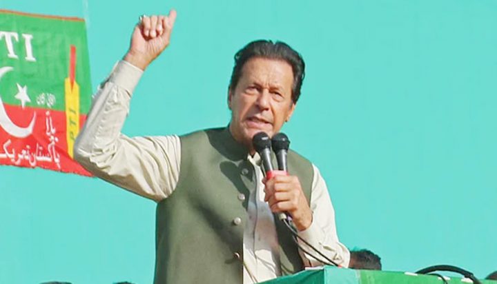 جانوروں کے معاشرے میں طاقتور کا قانون چلتا ہے اور طاقتور ڈاکے مارتا ہے تو این آر او مل جاتا ہے۔فائل فوٹو