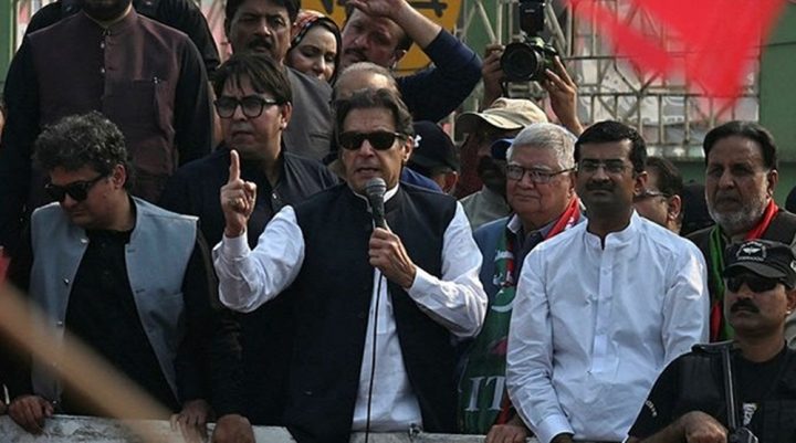 عمران خان کامونکی سے موڑ ایمن آباد پہنچیں گے۔فائل فوٹو
