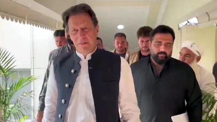 عدالت نے پانچ پانچ ہزار روپے کے مچلکے جمع کروانے کا حکم دیا ۔فائل فوٹو