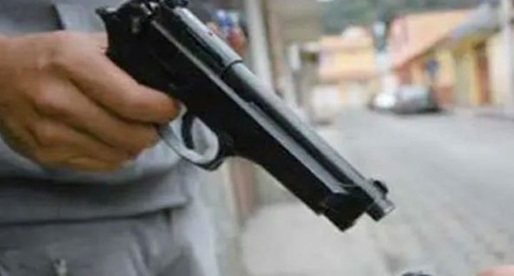 موٹر سائیکل کھڑی کرتے ہی 2 ملزمان آئے اور پستول نکال لی۔فائل فوٹو