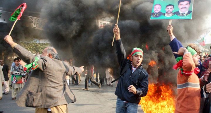 کئی دفاتر کے باہر جلاؤ گھیراؤ بھی کیا گیا او سڑکیں بند کردی گئیں۔فائل فوٹو