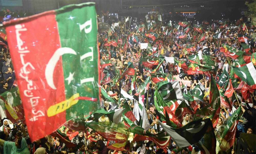 کئی دفاتر کے باہر جلاؤ گھیراؤ بھی کیا گیا او سڑکیں بند کردی گئیں۔فائل فوٹو