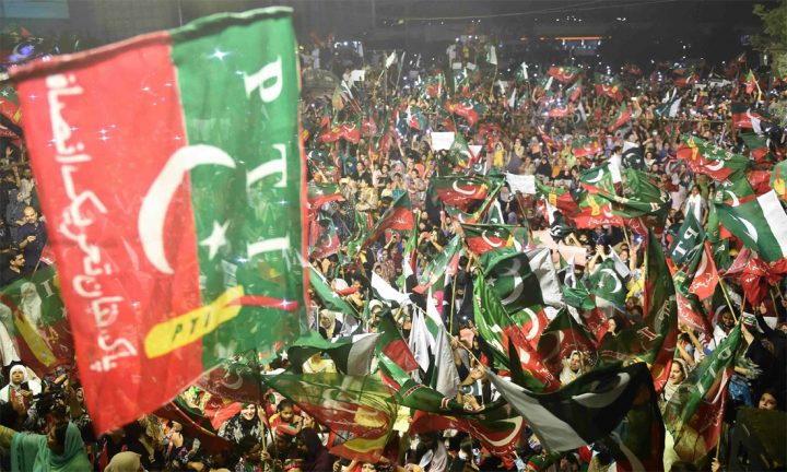 کئی دفاتر کے باہر جلاؤ گھیراؤ بھی کیا گیا او سڑکیں بند کردی گئیں۔فائل فوٹو