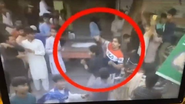 مبینہ حملہ آور کا چہرہ کیمرے کی آنکھ میں محفوظ ہوگیا۔فائل فوٹو