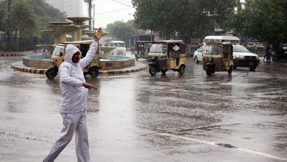 بحیرہ عرب سے مرطوب ہوائیں ملک کے بالائی علاقوں میں داخل ہو رہی ہیں، فائل فوٹو