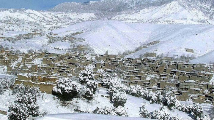 سیاح دوران برفباری گلیات کے سفر سے گریز کریں۔فائل فوٹو