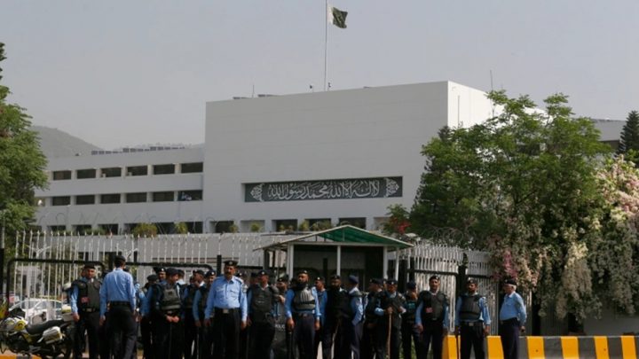 ایف سی نے پارلیمنٹ کے داخلی راستوں کا کنٹرول سنبھال لیا۔فائل فوٹو