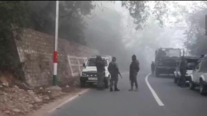 قابض بھارتی فوج نے سرچ آپریشن کے نام پر گھر گھر تلاشی لی، فائل فوٹو