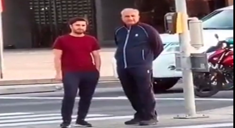 قمر جاوید باجوہ کی روڈ کراس کرتے ویڈیو