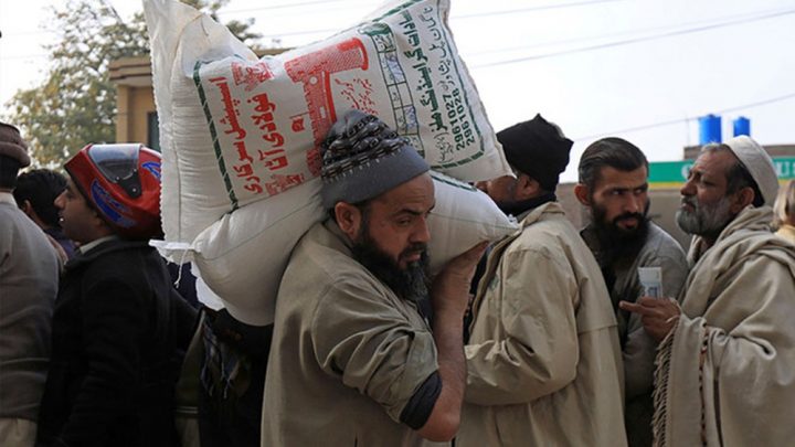 18 سال سے زائد عمر کے ہر شخص کو مفت آٹا لینے کا اہل قرار دے دیا گیا ہے۔فائل فوٹو