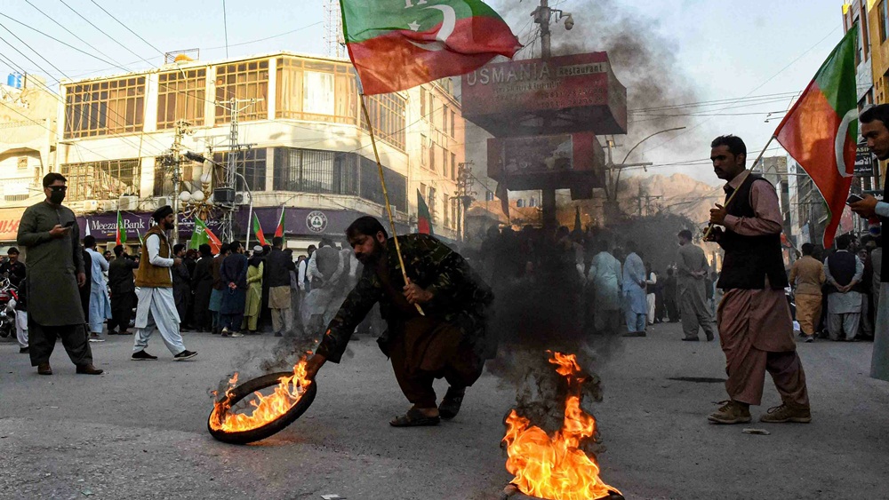 تحریک انصاف کے سربراہ زمان ٹائون تک محدود ہوچکے ہیں۔فائل فوٹو