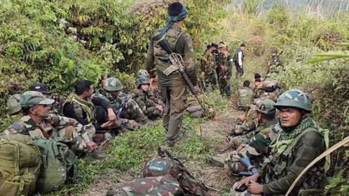  علیحدگی پسندوں نے بھارتی فوجیوں کو زمین پر بٹھا رکھا ہے۔فائل فوٹو