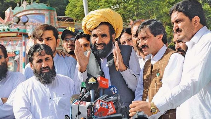  بستر مرگ پر نقیب کے والد محمد خان نے کہا تھا دنیا میں انصاف نہیں ملا تو وہ اللہ کی بارگاہ میں مقتول بیٹے کا مقدمہ پیش کریں گے-فائل فوٹو