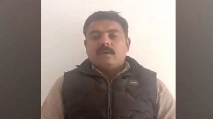 مجھے مختلف کمروں میں لے جا کر مارا گیا، مجھے الٹا لٹکایا گیا اور ننگا کر کے کرسی سے باندھا گیا۔فائل فوٹو