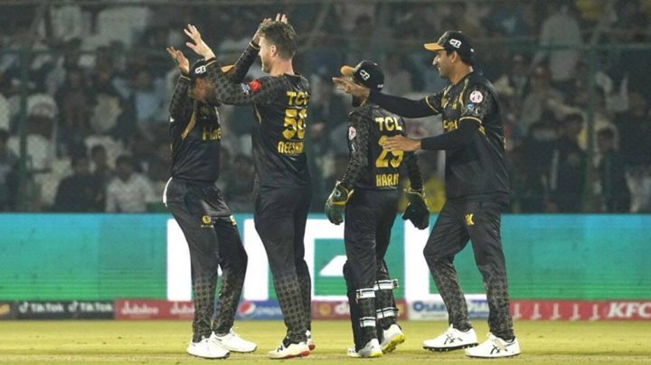 پشاور زلمی نے مقررہ ٹائم فریم میں ایک اوور کم کرایا تھا،فائل فوٹو