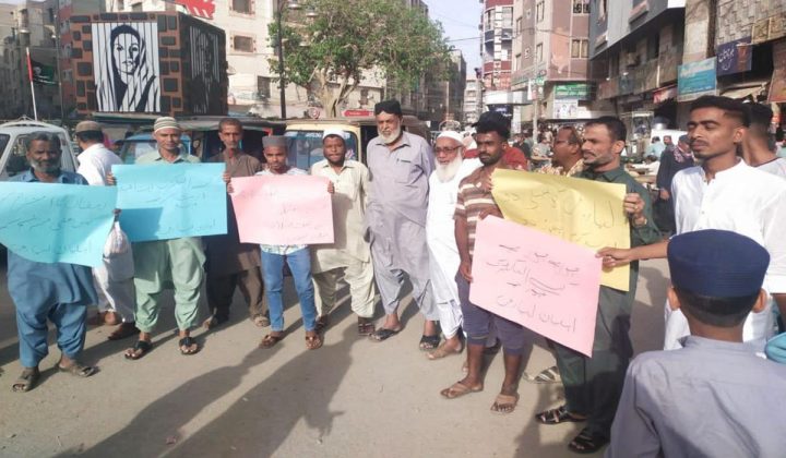 آٹھ چوک پر بجلی کی بندش کے خلاف جماعت اسلامی کے کارکنان احتجاج کررہے ہیں