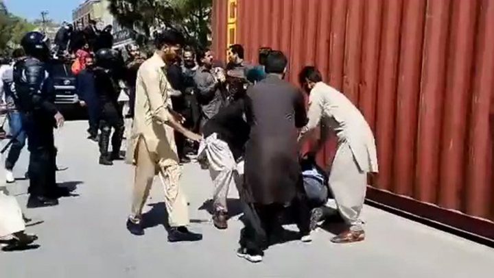کارکنان کو دفعہ 144 کی خلاف ورزی پر گرفتار کیاگیا۔فائل فوٹو