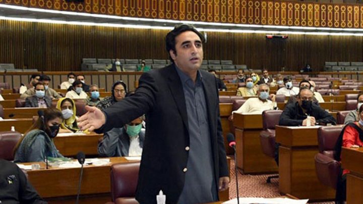 آصف زرداری کے بارے میں مشہور ہے وہ یاروں کے یار ہیں۔ مسلم لیگ (ن) والے ہمارے سیاسی یار ہیں۔ فائل فوٹو