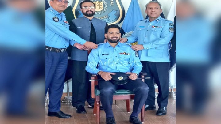 آئی جی اسلام آباد ڈاکٹر اکبر ناصرخاں نے حارث روف کو اعزازی رینک لگائے۔فوٹو سوشل میڈیا