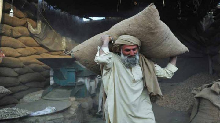 مہنگائی سے دیہاڑی دار طبقہ بری طرح متاثر ہو رہا ہے،فائل فوٹو