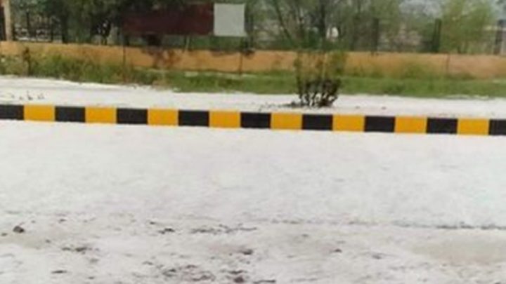 ژالہ باری کے بعد سڑکوں نے برف کی سفید  چادراوڑھ لی۔فائل فوٹو