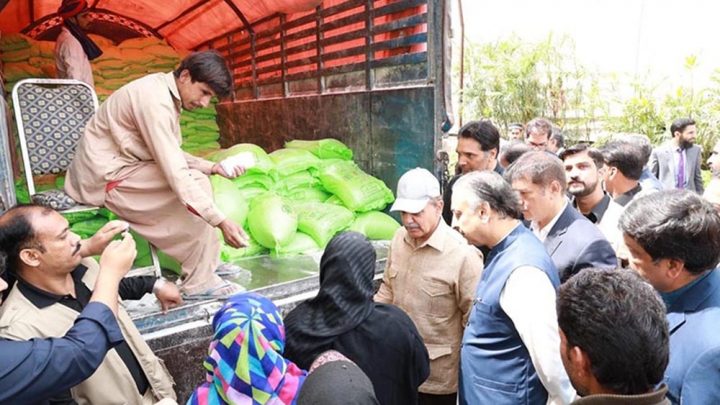 عوامی رقم سے مستحقین کولائنوں میں کھڑا کرکے سبسڈی کی تقسیم انسانی وقار کے منافی ہے۔ فائل فوٹو