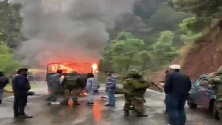 ٹرک میں آتشزدگی کے فوری بعد امدادی ٹیمیں موقع پر پہنچیں اور آگ پر قابو پایا،فائل فوٹو