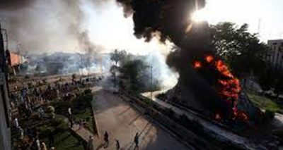  دن 3 بجے پاکستان ریڈیو اسٹیشن کو نذر آتش کیا گیا، 8 بجے الیکشن کمیشن آفس پہ دھاوا بولا گیا۔ فائل فوٹو