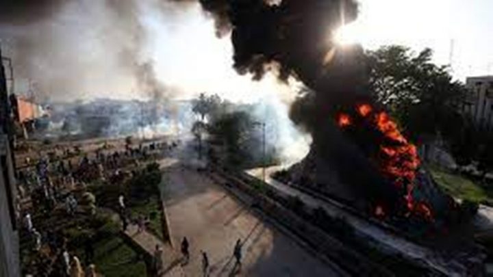  دن 3 بجے پاکستان ریڈیو اسٹیشن کو نذر آتش کیا گیا، 8 بجے الیکشن کمیشن آفس پہ دھاوا بولا گیا۔ فائل فوٹو
