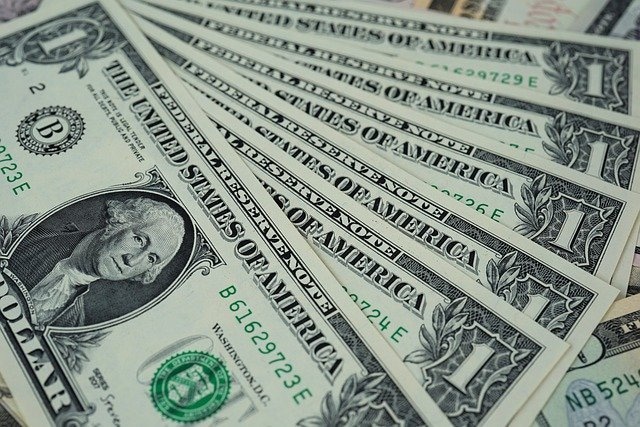 انٹربینک میں امریکی ڈالر 20 پیسے سستا ہو گیا، فائل فوٹو