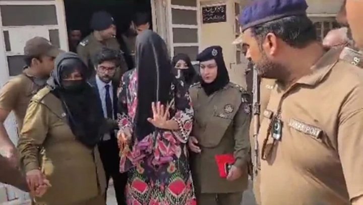 خدیجہ شاہ کو چہرہ ڈھانپ کر کمرہ عدالت میں پیش کیا گیا، فائل فوٹو