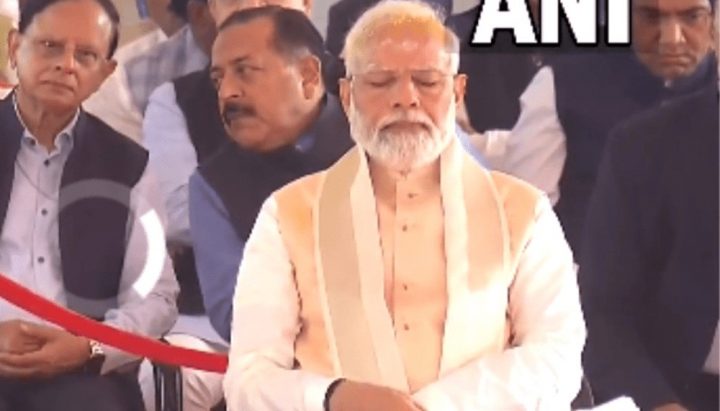 وزیر اعظم مودی سمیت تمام ارکان سر جھکائے سورہ رحمٰن کی تلاوت سنتے رہے۔ فائل فوٹو