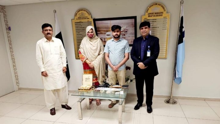 سونا ، کیش اور قیمتی سامان مسافر خاتون کے حوالے کیا جارہا ہے،فائل فوٹو