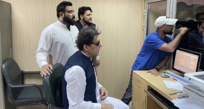 گرفتاری سے چند لمحے قبل عمران خان اسلام آباد ہائیکورٹ میں بائیو میٹرک کا انتظار کررہے تھے۔ فائل فوٹو