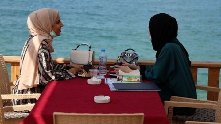 انتظامیہ نے اعتراض کیا اور حجاب اتارنے کو کہا۔ انکار پر ریسٹورینٹ سے باہر نکالنے کی دھمکی دی۔ فائل فوٹو