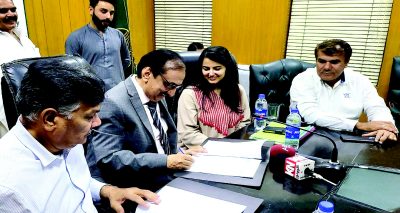 راولپنڈی میں صوبائی وزیر صحت پنجاب ڈاکٹر جمال ناصر ہیپاٹائٹس خاتمہ پروگرام کی یادداشت پر دستخط کررہے ہیں