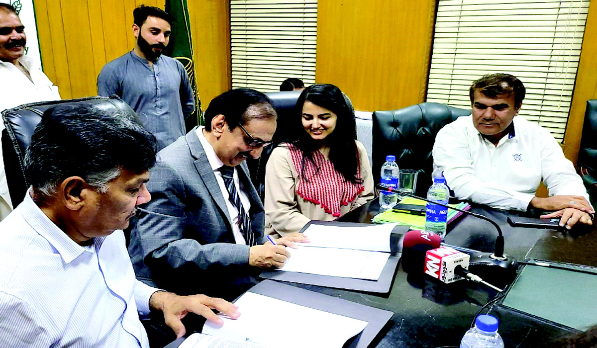 راولپنڈی میں صوبائی وزیر صحت پنجاب ڈاکٹر جمال ناصر ہیپاٹائٹس خاتمہ پروگرام کی یادداشت پر دستخط کررہے ہیں