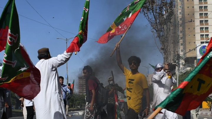 پی ٹی آئی تین حصوں میں تقسیم ہو سکتی ہے، فائل فوٹو