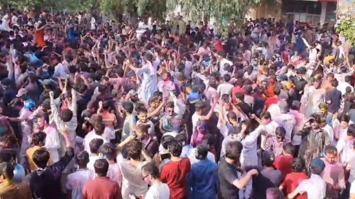 یہ اقدام ہولی منانے کی تصاویر اور ویڈیوز سوشل میڈیا پر وائرل ہونے کے بعد سامنے آیا ۔ فائل فوٹو