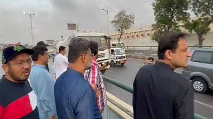 شہر کے مختلف ایریاز میں سندھ سالڈ ویسٹ کی ٹیمیں صفائی کے کاموں میں مصروف نظر آئیں۔ فائل فوٹو