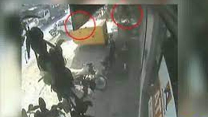 ڈاکو فرار ہوتے ہوئے بینک کے دروازے کو وائر لاک لگا کر بند کر گئے۔ فائل فوٹو