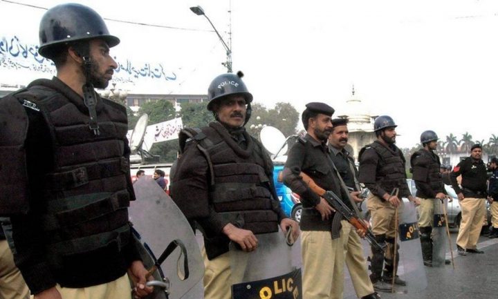 محرم کے دوران اسلحہ لیکرچلنے پر پابندی عائد کی گئی ہے، فائل فوٹو