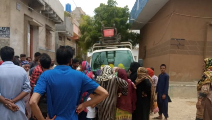  کے الیکٹرک کا عملہ علاقے کی پی ایم ٹی اتارکر کسی اور جگہ لگاناچاہتا ہے، فائل فوٹو
