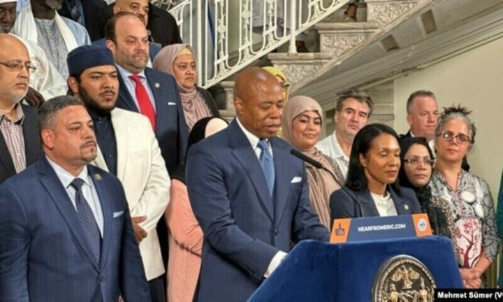 مساجد اور دیگر عبادت گاہیں 10 ڈیسیبل تک کی آواز میں اذان نشر کرسکتی ہیں۔ فائل فوٹو