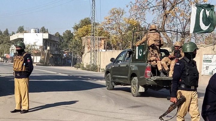 نیک محمد عرف نیکو خواتین کو کوڑے مارنے کی خود ساختہ شریعت کے تحت سزائیں سناتا تھا، فائل فوٹو