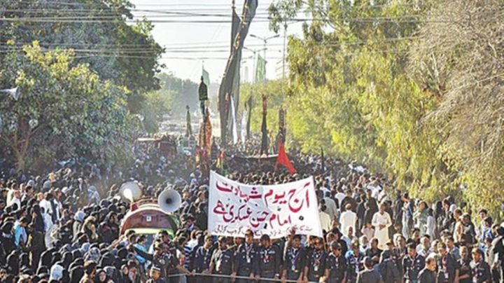 جلوس مقررہ راستوں سے ہوتا ہوا امام بارگاہ شاہ نجف مارٹن روڈ پر ختم ہوا۔ فائل فوٹو
