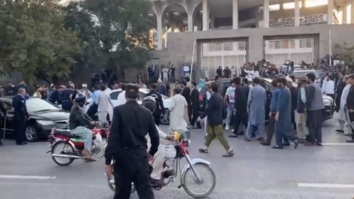 لڑائی جھگڑا کرنے کے جرم میں دو کارکنان کو حراست میں لے لیا۔فائل فوٹو
