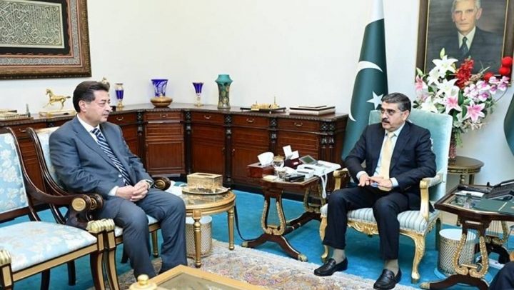 نگران وزیرِ اعظم انوار الحق کاکڑ سے چیف الیکشن کمشنر سکندر سلطان راجہ نے ملاقات کی، فائل وٹو
