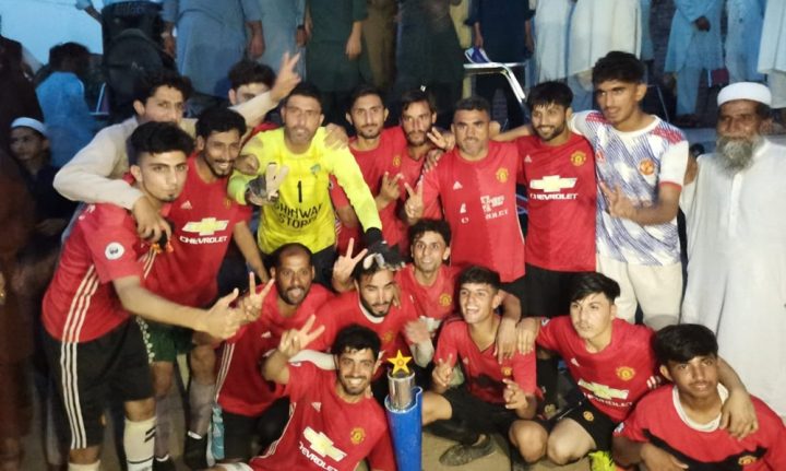 مانچسٹر فٹبال کلب گنڈیالی بالا کوہاٹ کے کھلاڑیوں کا ٹرافی کے ہمراہ جشن مناتے ہوئے گروپ فوٹو